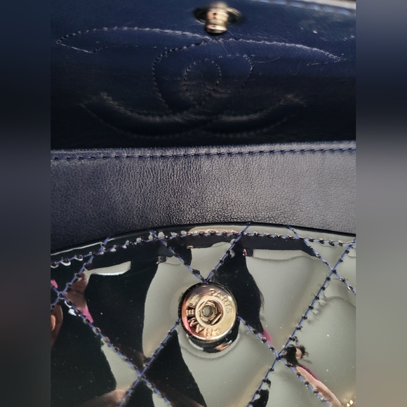 Navy patent medium Chanel flap - Picture 5 of 16